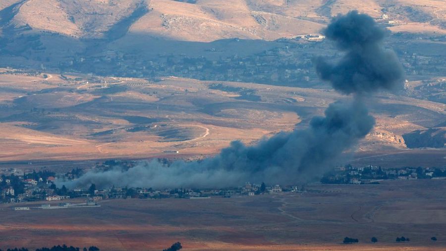 Asap mengepul setelah serangan Israel di kota Maqne di wilayah Baalbek, Lebanon, seperti yang terlihat dari Deir Al-Ahmar, di tengah permusuhan yang sedang berlangsung antara Hizbullah dan pasukan Israel, 31 Oktober 2024. (REUTERS/Mohamed Azakir)