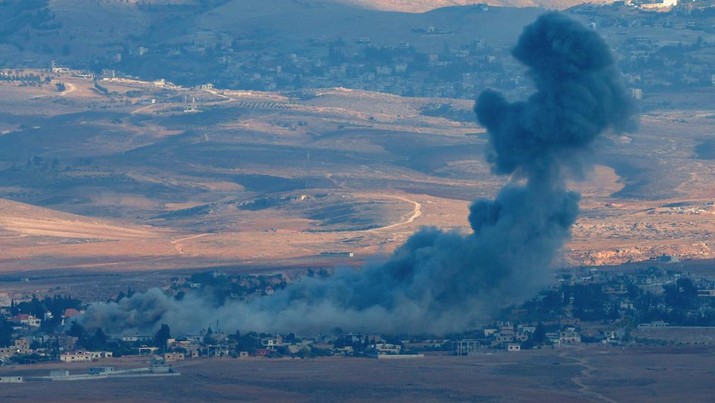 Asap mengepul setelah serangan Israel di kota Maqne di wilayah Baalbek, Lebanon, seperti yang terlihat dari Deir Al-Ahmar, di tengah permusuhan yang sedang berlangsung antara Hizbullah dan pasukan Israel, 31 Oktober 2024. (REUTERS/Mohamed Azakir)