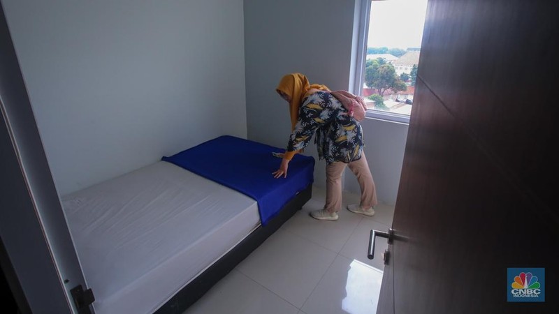 Calon penyewa melihat hunian di rumah susun sewa (rusunawa) Pasar Rumput, Jakarta, Jumat (1/11/2024). (CNBC Indonesia/Faisal Rahman)