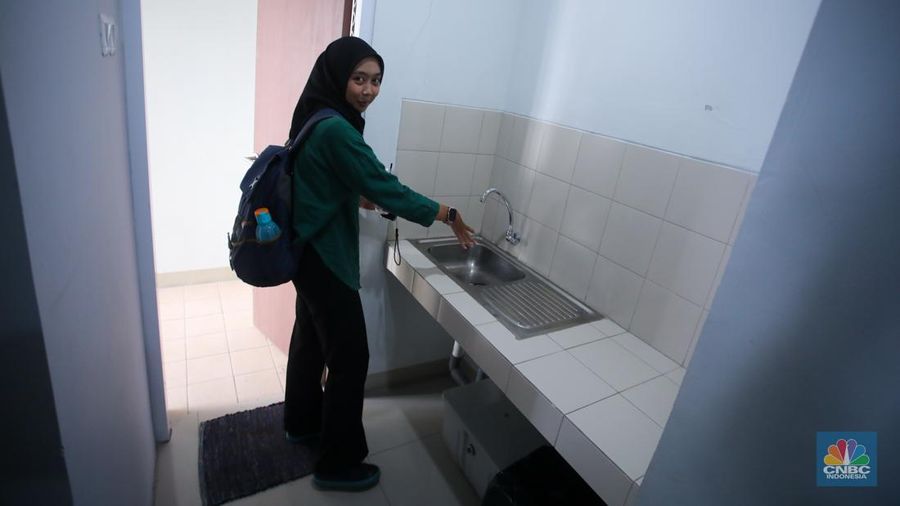 Calon penyewa melihat hunian di rumah susun sewa (rusunawa) Pasar Rumput, Jakarta, Jumat (1/11/2024). (CNBC Indonesia/Faisal Rahman)