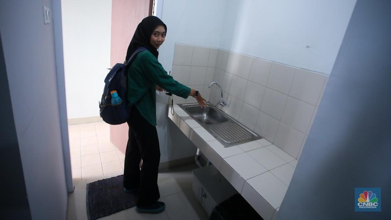 Calon penyewa melihat hunian di rumah susun sewa (rusunawa) Pasar Rumput, Jakarta, Jumat (1/11/2024). (CNBC Indonesia/Faisal Rahman)