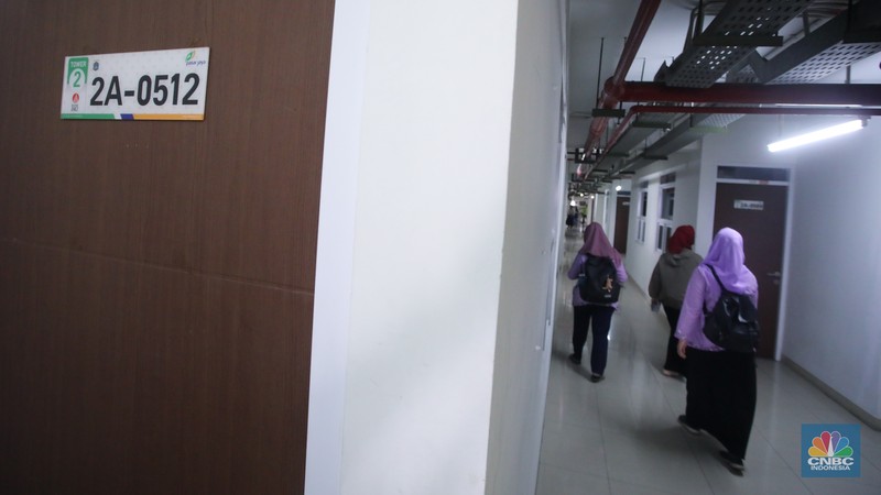 Calon penyewa melihat hunian di rumah susun sewa (rusunawa) Pasar Rumput, Jakarta, Jumat (1/11/2024). Calon penyewa melihat hunian di rumah susun sewa (rusunawa) Pasar Rumput, Jakarta, Jumat (1/11/2024). (CNBC Indonesia/Faisal Rahman)