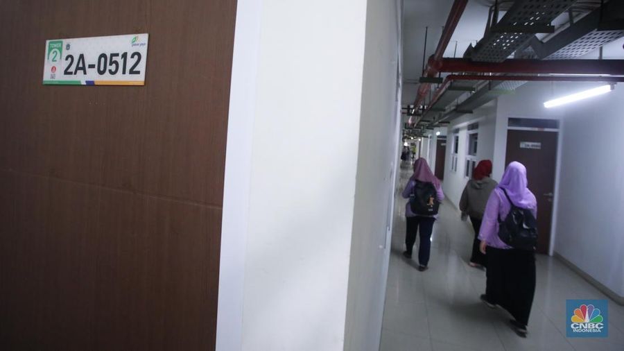 Calon penyewa melihat hunian di rumah susun sewa (rusunawa) Pasar Rumput, Jakarta, Jumat (1/11/2024). (CNBC Indonesia/Faisal Rahman)