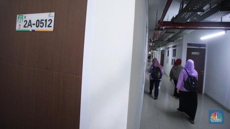 Calon penyewa melihat hunian di rumah susun sewa (rusunawa) Pasar Rumput, Jakarta, Jumat (1/11/2024). (CNBC Indonesia/Faisal Rahman)