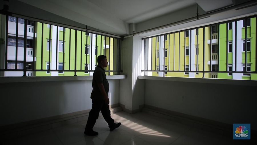 Calon penyewa melihat hunian di rumah susun sewa (rusunawa) Pasar Rumput, Jakarta, Jumat (1/11/2024). (CNBC Indonesia/Faisal Rahman)