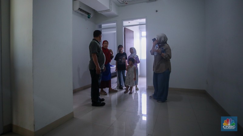 Calon penyewa melihat hunian di rumah susun sewa (rusunawa) Pasar Rumput, Jakarta, Jumat (1/11/2024). (CNBC Indonesia/Faisal Rahman)