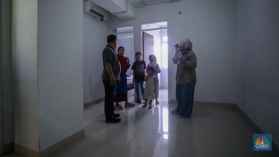 Calon penyewa melihat hunian di rumah susun sewa (rusunawa) Pasar Rumput, Jakarta, Jumat (1/11/2024). (CNBC Indonesia/Faisal Rahman)