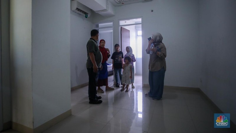Calon penyewa melihat hunian di rumah susun sewa (rusunawa) Pasar Rumput, Jakarta, Jumat (1/11/2024). (CNBC Indonesia/Faisal Rahman)