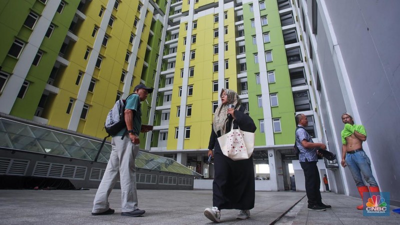 Calon penyewa melihat hunian di rumah susun sewa (rusunawa) Pasar Rumput, Jakarta, Jumat (1/11/2024). (CNBC Indonesia/Faisal Rahman)