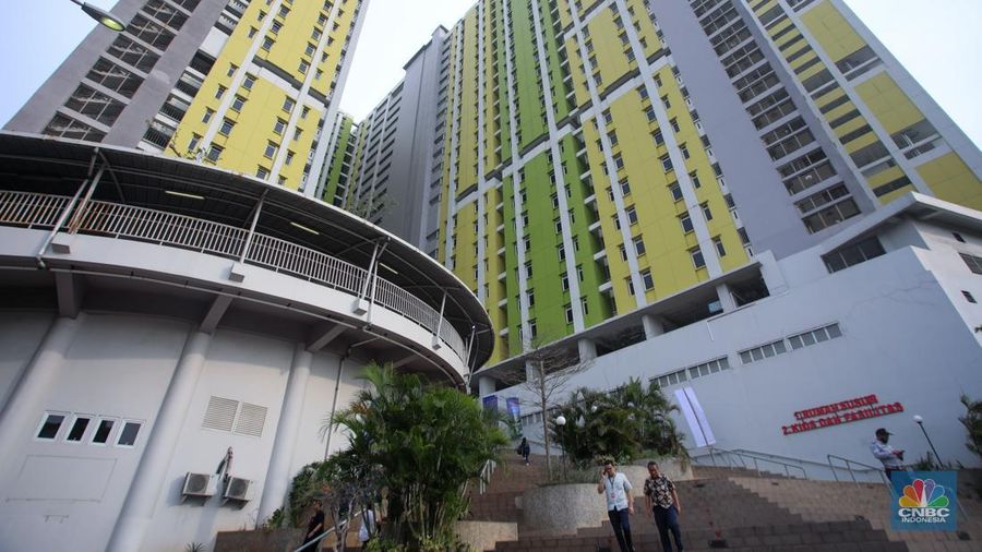 Calon penyewa melihat hunian di rumah susun sewa (rusunawa) Pasar Rumput, Jakarta, Jumat (1/11/2024). (CNBC Indonesia/Faisal Rahman)