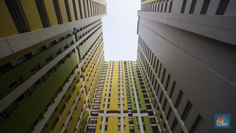 Calon penyewa melihat hunian di rumah susun sewa (rusunawa) Pasar Rumput, Jakarta, Jumat (1/11/2024). (CNBC Indonesia/Faisal Rahman)