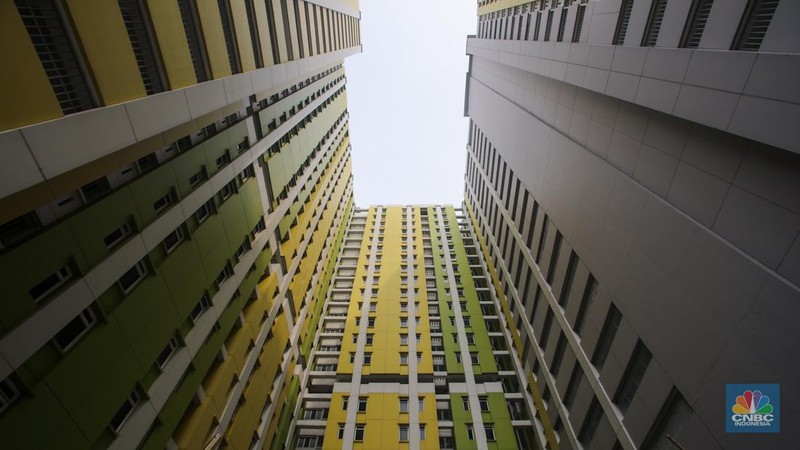 Calon penyewa melihat hunian di rumah susun sewa (rusunawa) Pasar Rumput, Jakarta, Jumat (1/11/2024). (CNBC Indonesia/Faisal Rahman)