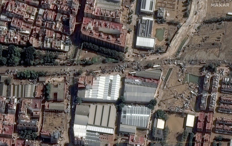 Kombinasi gambar satelit yang dibagikan oleh Maxar Technologies yang dibuat pada tanggal 31 Oktober 2024 ini menunjukkan pabrik pengolahan air Valencia dan jalan raya v30 sebelum (atas) dan setelah banjir bandang. (AFP/HANDOUT)