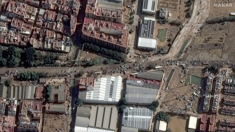 Kombinasi gambar satelit yang dibagikan oleh Maxar Technologies yang dibuat pada tanggal 31 Oktober 2024 ini menunjukkan pabrik pengolahan air Valencia dan jalan raya v30 sebelum (atas) dan setelah banjir bandang. (AFP/HANDOUT)
