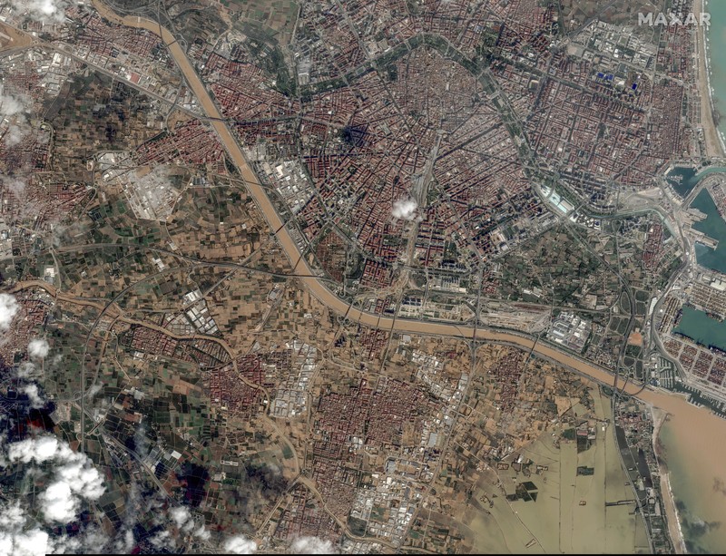 Kombinasi gambar satelit yang dibagikan oleh Maxar Technologies yang dibuat pada tanggal 31 Oktober 2024 ini menunjukkan pabrik pengolahan air Valencia dan jalan raya v30 sebelum (atas) dan setelah banjir bandang. (AFP/HANDOUT) Kombinasi gambar satelit yang dibagikan oleh Maxar Technologies yang dibuat pada tanggal 31 Oktober 2024 ini menunjukkan pabrik pengolahan air Valencia dan jalan raya v30 sebelum (atas) dan setelah banjir bandang. (AFP/HANDOUT)