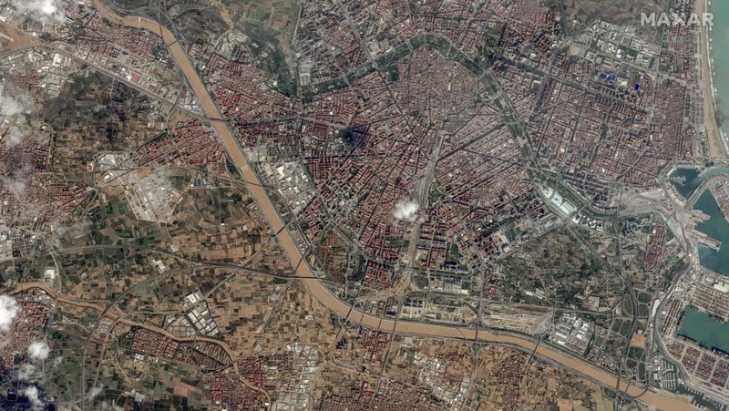 Kombinasi gambar satelit yang dibagikan oleh Maxar Technologies yang dibuat pada tanggal 31 Oktober 2024 ini menunjukkan pabrik pengolahan air Valencia dan jalan raya v30 sebelum (atas) dan setelah banjir bandang. (AFP/HANDOUT)