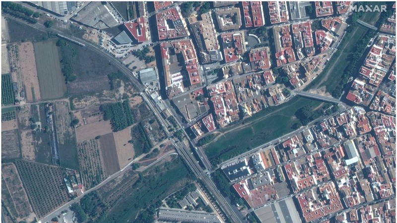 Kombinasi gambar satelit yang dibagikan oleh Maxar Technologies yang dibuat pada tanggal 31 Oktober 2024 ini menunjukkan pabrik pengolahan air Valencia dan jalan raya v30 sebelum (atas) dan setelah banjir bandang. (AFP/HANDOUT)