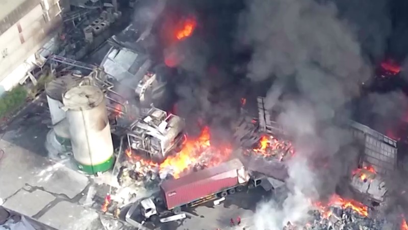 Pemandangan drone menunjukkan asap dan api mengepul di sebuah pabrik minyak goreng, di Bekasi, provinsi Jawa Barat, Indonesia, 1 November 2024, dalam tangkapan layar yang diperoleh dari video media sosial. (ILHAM APRIYANTO/via REUTERS)