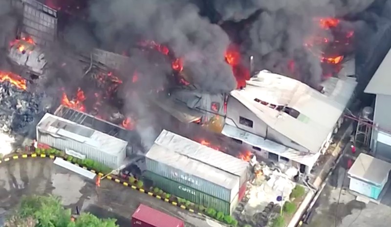 Pemandangan drone menunjukkan asap dan api mengepul di sebuah pabrik minyak goreng, di Bekasi, provinsi Jawa Barat, Indonesia, 1 November 2024, dalam tangkapan layar yang diperoleh dari video media sosial. (ILHAM APRIYANTO/via REUTERS)