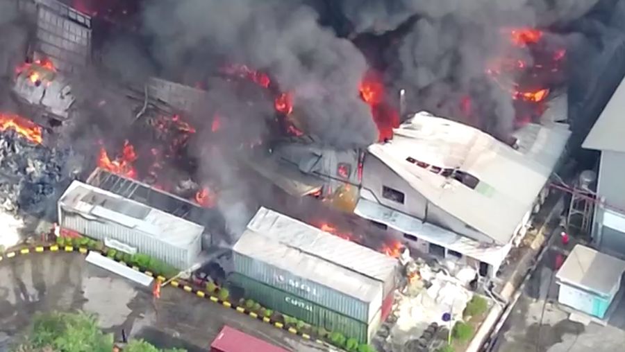 Pemandangan drone menunjukkan asap dan api mengepul di sebuah pabrik minyak goreng, di Bekasi, provinsi Jawa Barat, Indonesia, 1 November 2024, dalam tangkapan layar yang diperoleh dari video media sosial. (ILHAM APRIYANTO/via REUTERS)