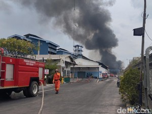 Damkar Ungkap Sejumlah Kendala Padamkan Kebakaran Pabrik di Bekasi
