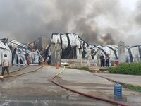 Kebakaran Hebat Lalap Pabrik Master Kidz di Kawasan Industri Kendal