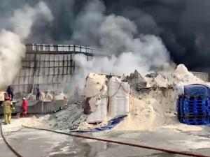 Damkar Berjaga di TKP Kebakaran Pabrik Bekasi, Antisipasi Api Muncul Lagi