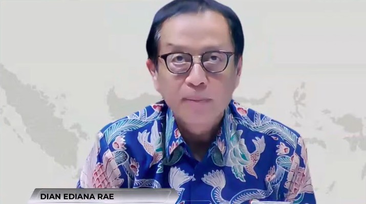 Kepala Eksekutif Pengawas Perbankan Merangkap Anggota Dewan Komisioner Otoritas Jasa Keuangan (OJK), Dian Ediana Rae dalam Konferensi Pers Asesmen Sektor Jasa Keuangan dan Kebijakan OJK Hasil RDKB Oktober 2024 pada Jumat, (1/11/2024). (Tangkapan Layar Youtube Otoritas Jasa Keuangan)