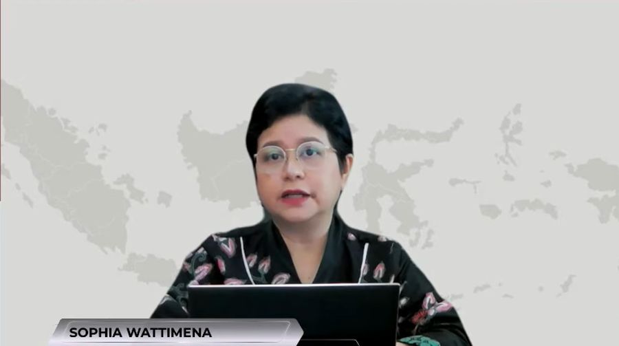 Ketua Dewan Audit merangkap Anggota Dewan Komisioner Otoritas Jasa Keuangan (OJK), Shopia Issabella Watimena dalam Konferensi Pers Asesmen Sektor Jasa Keuangan dan Kebijakan OJK Hasil RDKB Oktober 2024 pada Jumat, (1/11/2024). (Tangkapan Layar Youtube Otoritas Jasa Keuangan)