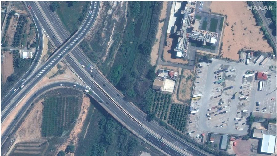 Kombinasi gambar satelit yang dibagikan oleh Maxar Technologies yang dibuat pada tanggal 31 Oktober 2024 ini menunjukkan pabrik pengolahan air Valencia dan jalan raya v30 sebelum (atas) dan setelah banjir bandang. (AFP/HANDOUT)