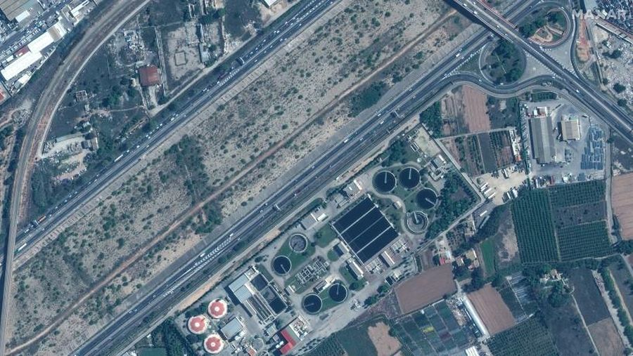 Kombinasi gambar satelit yang dibagikan oleh Maxar Technologies yang dibuat pada tanggal 31 Oktober 2024 ini menunjukkan pabrik pengolahan air Valencia dan jalan raya v30 sebelum (atas) dan setelah banjir bandang. (AFP/HANDOUT)