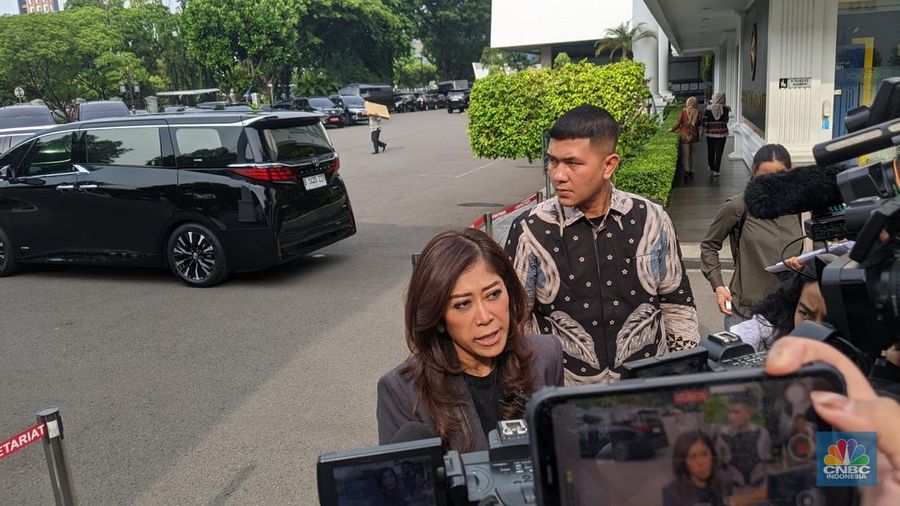 Menteri Komunikasi dan Digital (Menkomdigi) Meutya Hafid melaporkan kasus adanya oknum Judi Online (Judol) di lingkungan kementeriannya, kepada Presiden Prabowo Subianto di Kompleks Istana Kepresidenan, Jumat (1/11/2024). (CNBC Indonesia/Emir Yanwardhana)