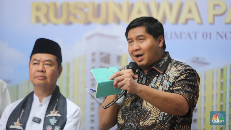 Calon penyewa melihat hunian di rumah susun sewa (rusunawa) Pasar Rumput, Jakarta, Jumat (1/11/2024). (CNBC Indonesia/Faisal Rahman)
