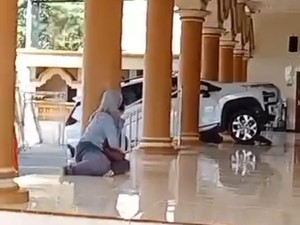 Xpander Nyelonong Masuk Masjid Sebelum Salat Jumat di Jember