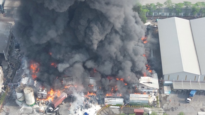 Pemandangan drone menunjukkan asap dan api mengepul di sebuah pabrik minyak goreng, di Bekasi, provinsi Jawa Barat, Indonesia, 1 November 2024, dalam tangkapan layar yang diperoleh dari video media sosial. (ILHAM APRIYANTO/via REUTERS)