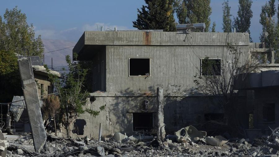 Pemandangan yang menunjukkan lokasi yang rusak akibat serangan Israel di Hadath Baalbek, di tengah permusuhan yang sedang berlangsung antara Hizbullah dan pasukan Israel, Lebanon, 31 Oktober 2024. (REUTERS/Mohamed Azakir)