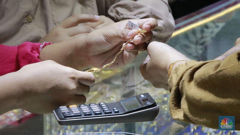 Penjual menunjukan perhiasan emas di salah satu Toko di Pasar Minggu , Jakarta, Jumat (1/11/2024). (CNBC Indonesia/Muhammad Sabki)