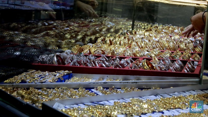 Penjual menunjukan perhiasan emas di salah satu Toko di Pasar Minggu , Jakarta, Jumat (1/11/2024). (CNBC Indonesia/Muhammad Sabki)