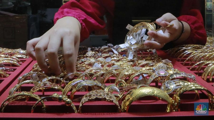 Penjual menunjukan perhiasan emas di salah satu Toko di Pasar Minggu , Jakarta, Jumat (1/11/2024). (CNBC Indonesia/Muhammad Sabki)