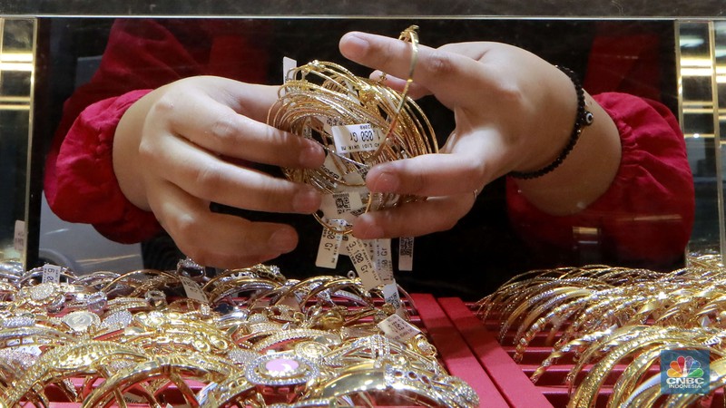 Penjual menunjukan perhiasan emas di salah satu Toko di Pasar Minggu , Jakarta, Jumat (1/11/2024). (CNBC Indonesia/Muhammad Sabki)