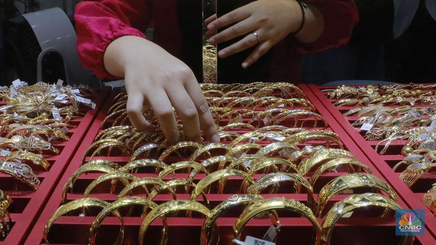 Penjual menunjukan perhiasan emas di salah satu Toko di Pasar Minggu , Jakarta, Jumat (1/11/2024). (CNBC Indonesia/Muhammad Sabki)