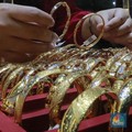 Penjual menunjukan perhiasan emas di salah satu Toko di Pasar Minggu , Jakarta, Jumat (1/11/2024). (CNBC Indonesia/Muhammad Sabki)