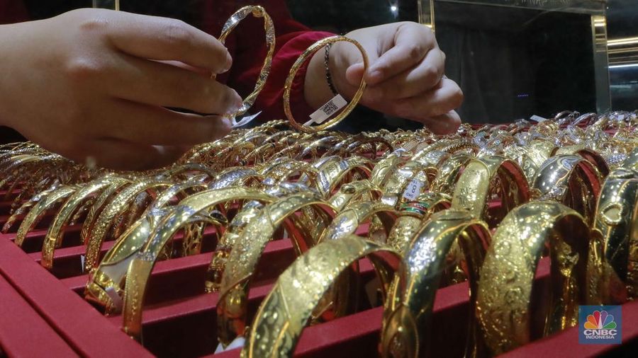 Penjual menunjukan perhiasan emas di salah satu Toko di Pasar Minggu , Jakarta, Jumat (1/11/2024). (²©²ÊÍøÕ¾/Muhammad Sabki)
