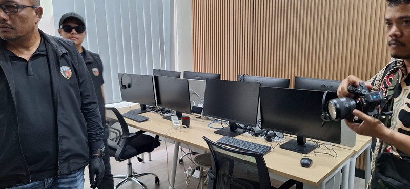 Polda Metro Jaya menggeledah rumah toko (ruko) yang dipakai tersangka kasus judi online (judol) yang melibatkan pegawai Kementerian Komunikasi dan Digital (Komdigi). (Dok. Istimewa via Detikcom)