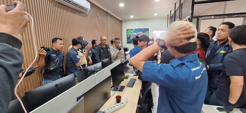 Polda Metro Jaya menggeledah rumah toko (ruko) yang dipakai tersangka kasus judi online (judol) yang melibatkan pegawai Kementerian Komunikasi dan Digital (Komdigi). (Dok. Istimewa via Detikcom)