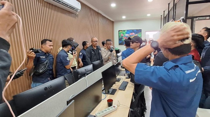 Polda Metro Jaya menggeledah rumah toko (ruko) yang dipakai tersangka kasus judi online (judol) yang melibatkan pegawai Kementerian Komunikasi dan Digital (Komdigi). (Dok. Istimewa via Detikcom)