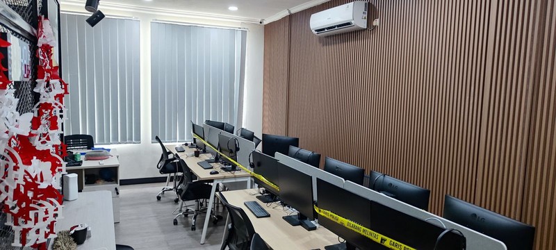 Polda Metro Jaya menggeledah rumah toko (ruko) yang dipakai tersangka kasus judi online (judol) yang melibatkan pegawai Kementerian Komunikasi dan Digital (Komdigi). (Dok. Istimewa via Detikcom)