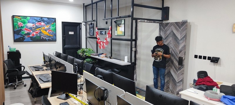 Polda Metro Jaya menggeledah rumah toko (ruko) yang dipakai tersangka kasus judi online (judol) yang melibatkan pegawai Kementerian Komunikasi dan Digital (Komdigi). (Dok. Istimewa via Detikcom)