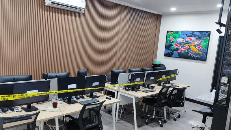 Polda Metro Jaya menggeledah rumah toko (ruko) yang dipakai tersangka kasus judi online (judol) yang melibatkan pegawai Kementerian Komunikasi dan Digital (Komdigi). (Dok. Istimewa via Detikcom)