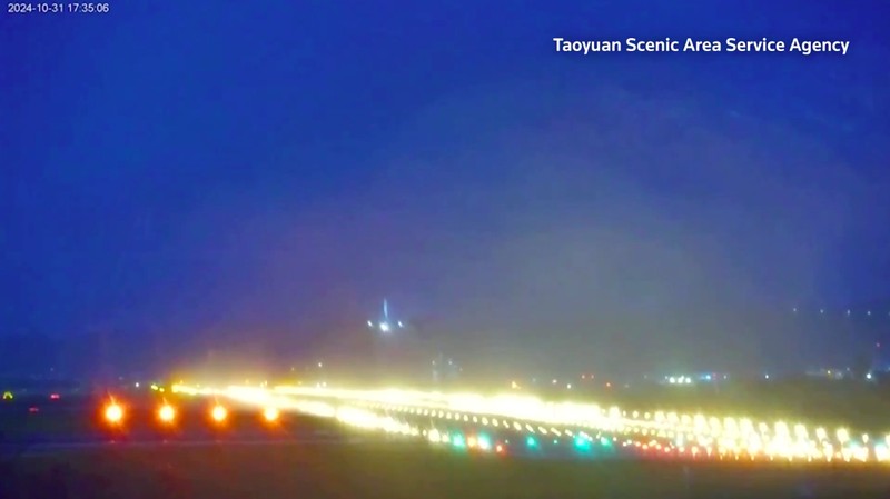 Sebuah pesawat gagal mendarat akibat terjangan topan Kong-rey melanda Taiwan. (Tangkapan Layar Video Reuters)